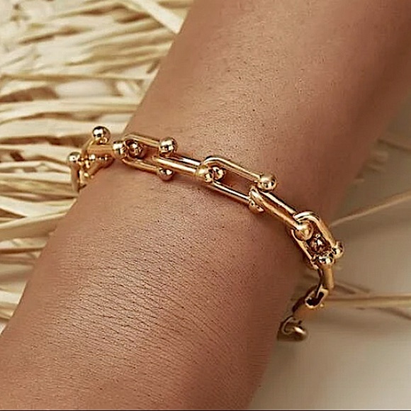 Gold Plated U Link Horseshoe Minimalist Bracelet - Picture 7 of 7